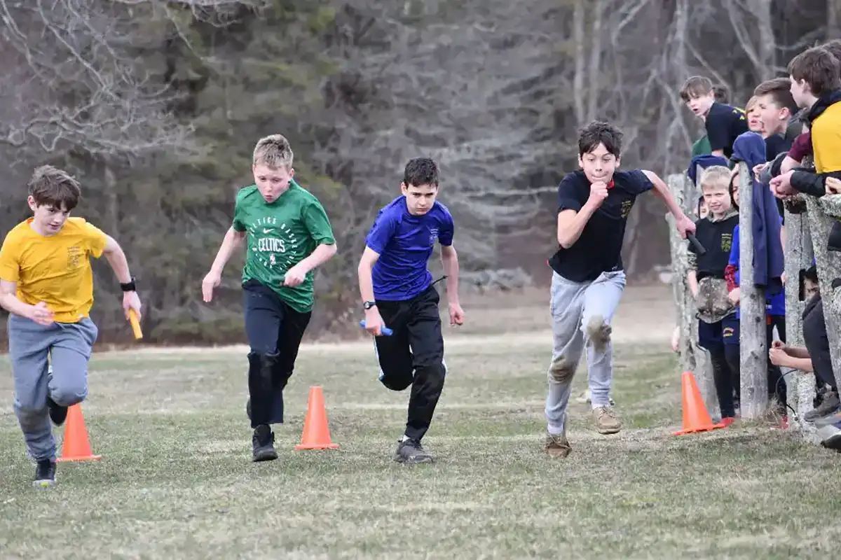 Boys running race contest